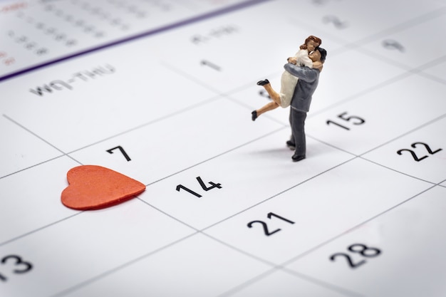 Photo couple miniature debout sur le calendrier