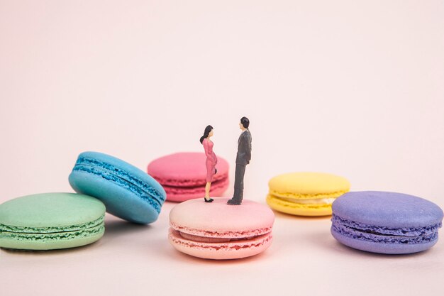 couple miniature sur macaron rose