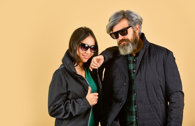 Couple de mode amoureux Couple à la mode posant Profiter du printemps ensemble Style de rue Couple hipster Saint Patrick Homme barbu avec une chemise à carreaux aux cheveux teints et une fille à lunettes de soleil