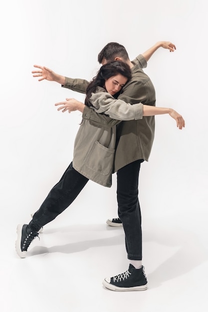 Couple à la mode branché isolé sur une surface blanche