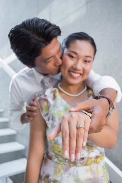 Couple montrant la bague de fiançailles sur le doigt de la femme