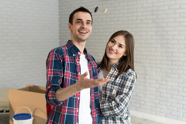 Couple montrant les clés d'une nouvelle maison