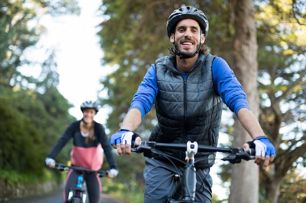 Couple de motards à vélo dans la campagne