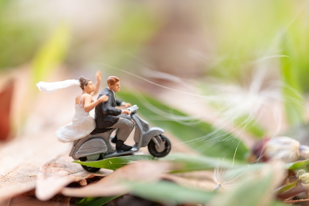 Couple, moto, jardin