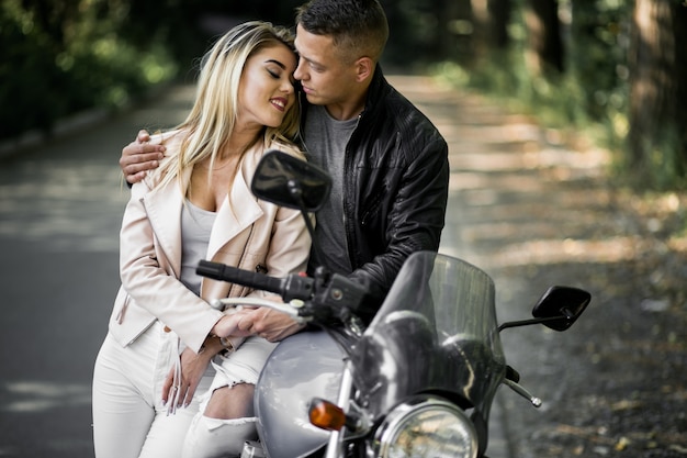 Couple sur une moto