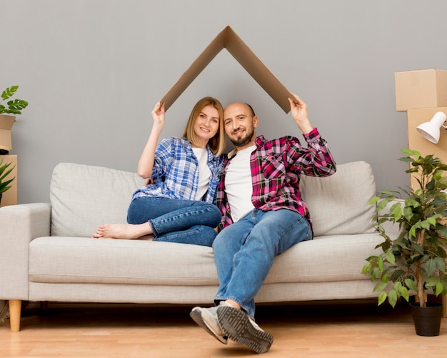 Couple, en mouvement, nouveau, maison