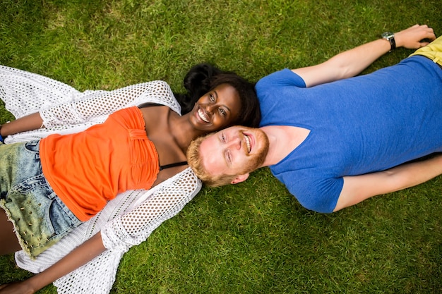 Couple multiracial dans le parc