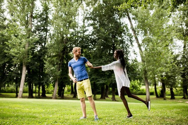 Couple multiracial dans le parc