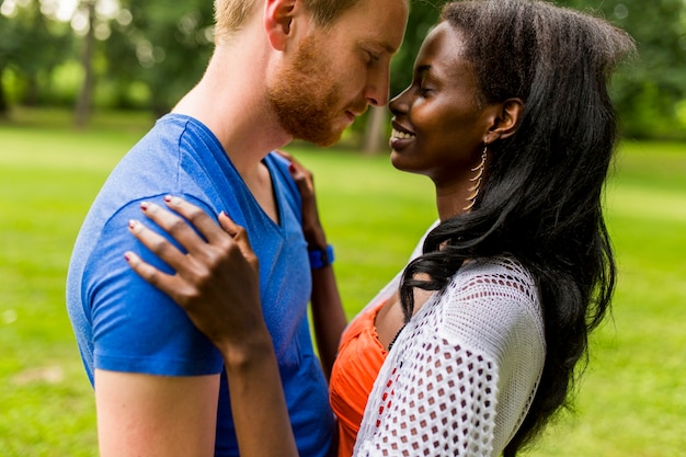 Couple multiracial dans le parc