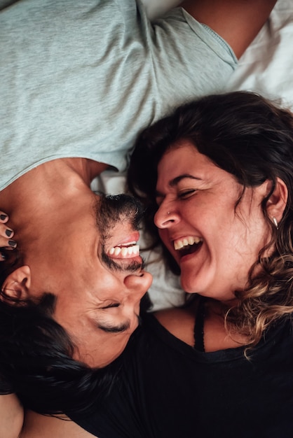 Un couple multiracial éclate de rire.