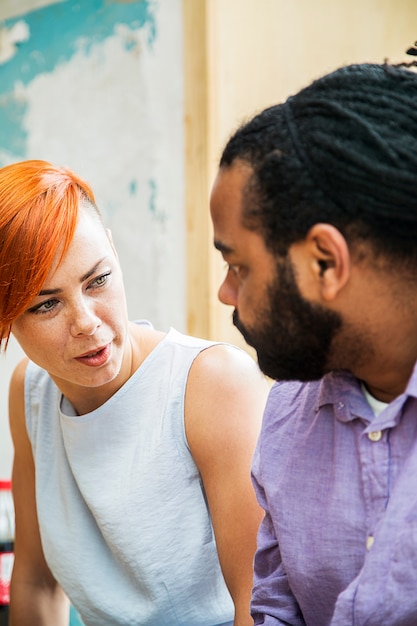 Photo couple multiracial parlant