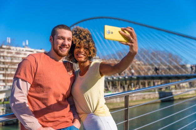 Couple multiracial sur le selfie de style de vie de la rue de la ville souriant