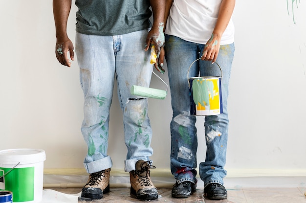 Couple mur de maison de peinture