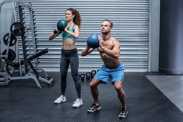 Couple musculaire faisant un exercice de balle