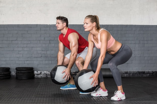 Couple musculaire faisant un exercice de balle