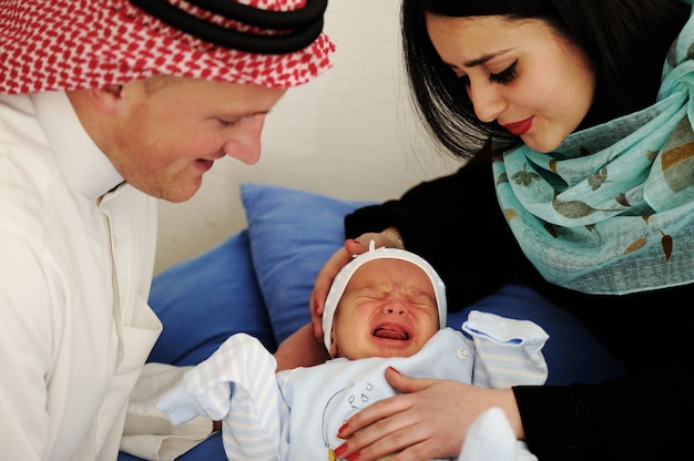 Couple musulman arabe avec nouveau bébé à la maison