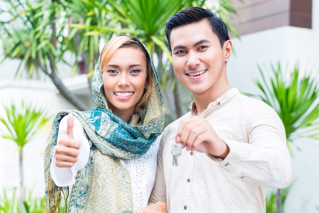 Photo couple musulman asiatique emménager dans la maison