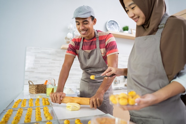 Couple Musulman Asiatique Faisant Un Gâteau Collation Nastar Ensemble Dans La Cuisine