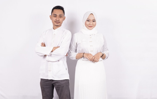 Couple musulman asiatique portant des vêtements musulmans