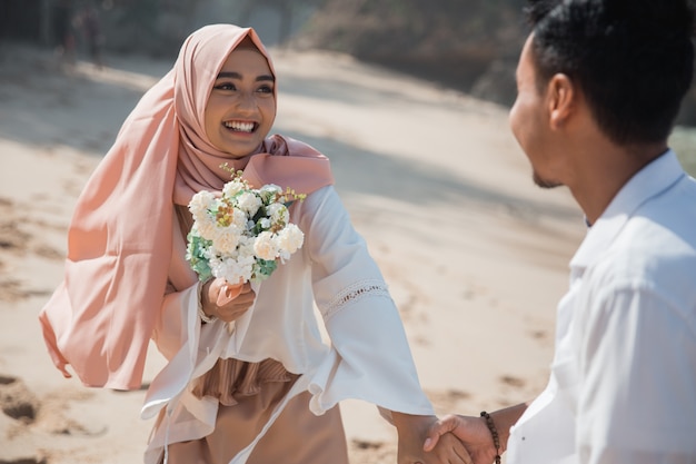 Couple musulman à la plage ensemble