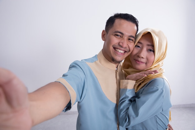 Couple musulman prenant selfie