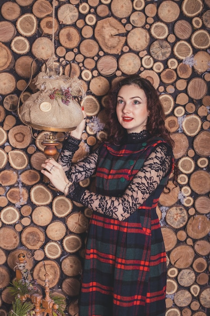 Couple de Noël dans une maison rurale en bois