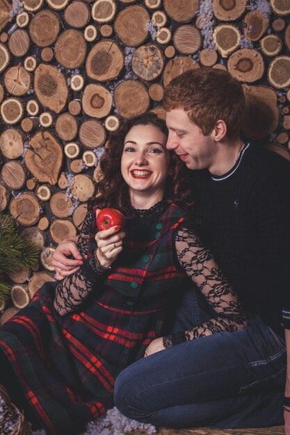 Couple de Noël dans une maison rurale en bois