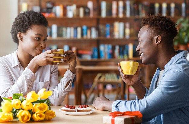 Un couple noir aimant a rendez-vous dans un café à l'heure du déjeuner