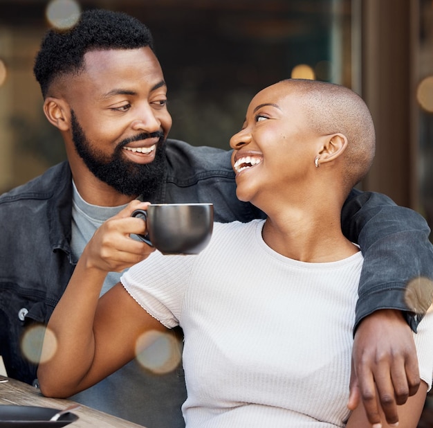 Couple noir café et sourire pour un rendez-vous au café se lier ou s'embrasser passer du temps de qualité ensemble Heureux homme et femme afro-américains se détendre étreindre ou sourire pour un bon verre et l'amour au restaurant