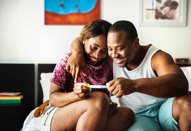 Couple Noir Regardant Test De Grossesse