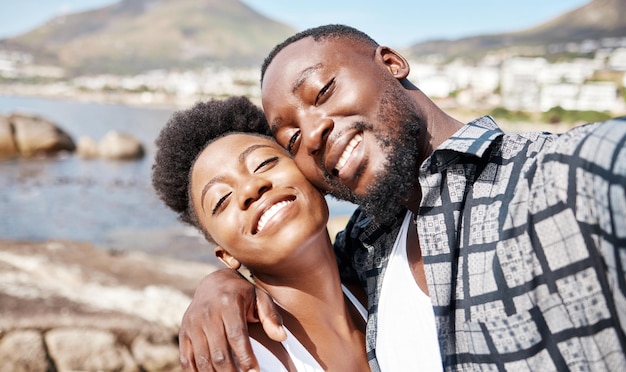 Couple noir selfie et sourire pour un plaisir de plage heureux journée ensoleillée insouciante et relaxante à l'extérieur