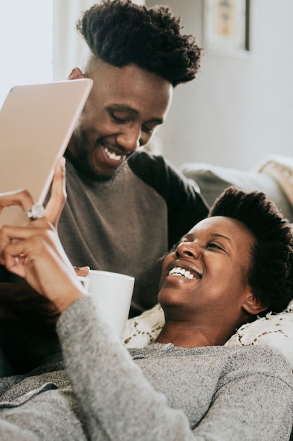 Couple noir utilisant une tablette ensemble