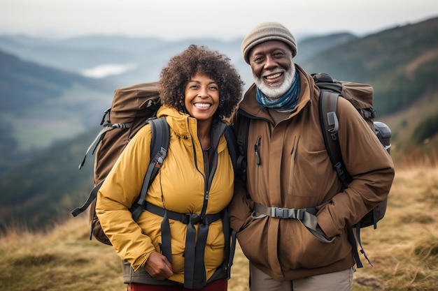 Un couple de noirs à la retraite active en randonnée en plein air dans les montagnes à l'automne