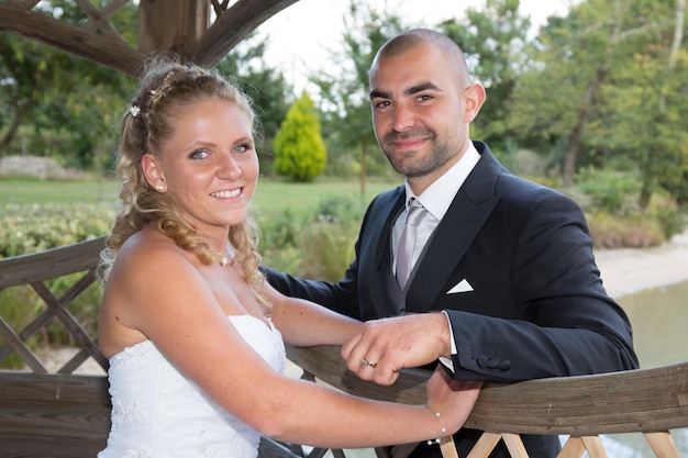 Couple nouvellement marié à l'extérieur et heureux ensemble