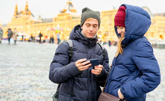 Couple o homme et femme prenant un autoportrait à l'extérieur dans la rue un jour d'hiver