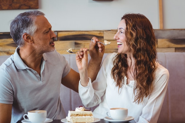 Couple occasionnel, avoir, café, et, gâteau, ensemble