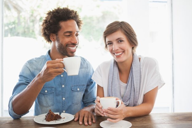 Couple occasionnel, avoir, café, et, gâteau, ensemble