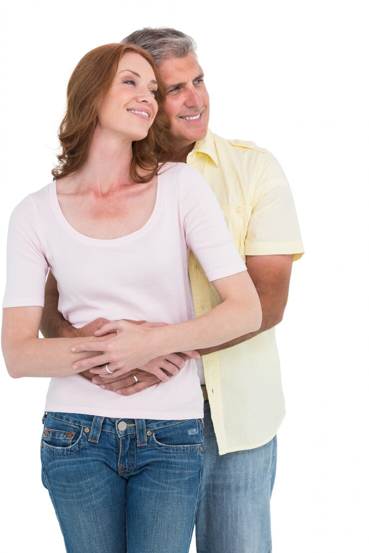 Photo couple occasionnel étreindre et souriant