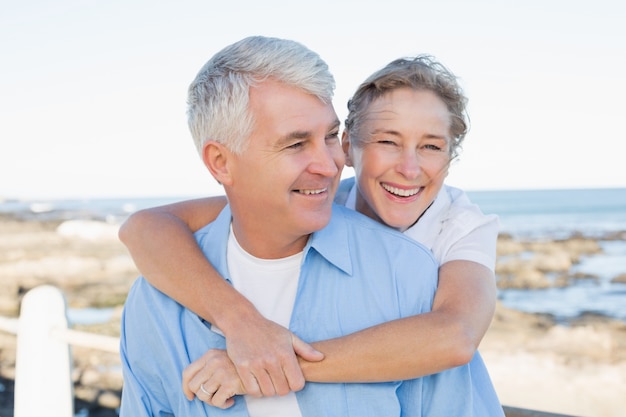 Couple occasionnel s&#39;amuser au bord de la mer