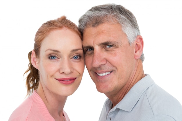 Couple occasionnel, souriant à la caméra