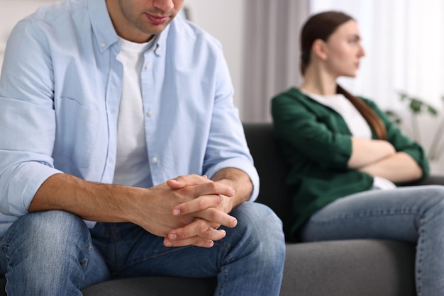 Un couple offensé s'ignore à la maison, se concentre sélectivement.