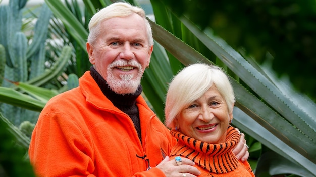 Couple optimiste aux cheveux gris âgés