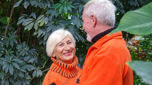 Couple optimiste aux cheveux gris âgés