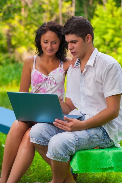 Couple avec ordinateur portable