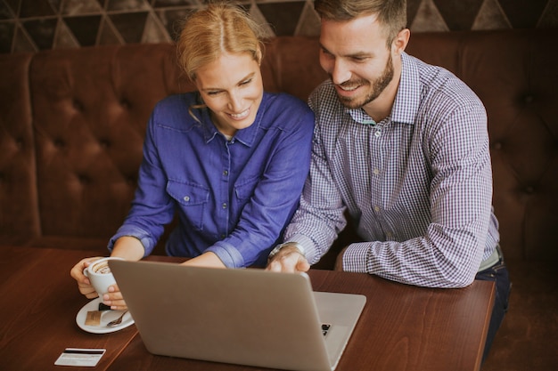 Couple avec ordinateur portable