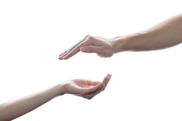 Couple ouvert les mains en coupe avec vide entre