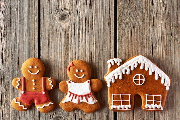 Couple de pain d'épice de Noël et biscuits maison