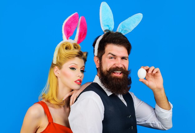 Couple de Pâques. Famille célébrant les Easters. Bel homme barbu et femme drôle. Oreilles de lapin. Aimer.