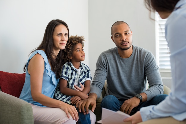 Couple parlant au conseiller familial