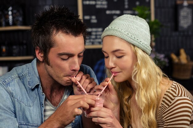 Couple, partage, milkshake